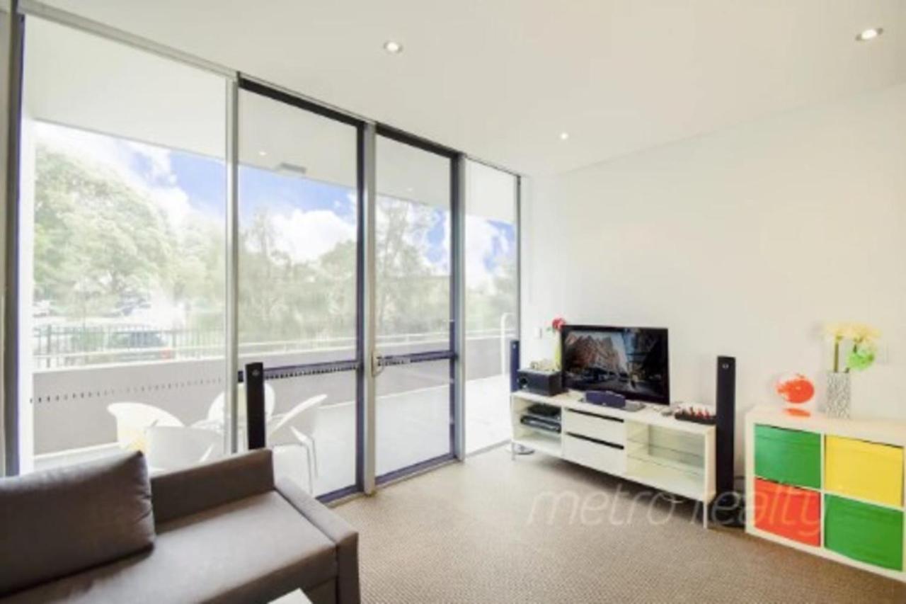 Sun-Drenched 3 Bedroom Apartment In Turrella Mascot Kültér fotó