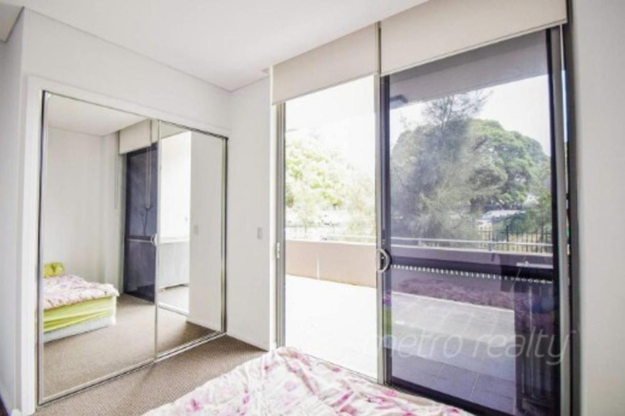Sun-Drenched 3 Bedroom Apartment In Turrella Mascot Kültér fotó